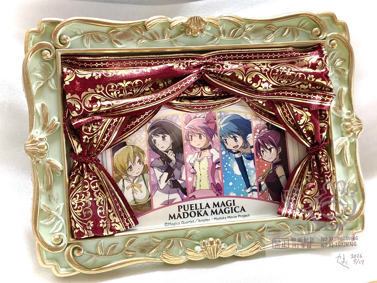 kamaniku's tweet photo. まどマギのダイカットシールを飾るのに、フレームをデコった物をアプデしました。
前のはフレームが小さくてマミさんと杏子ちゃんが隠れがちだったので、大きくしたらいい感じです☺️ https://t.co/pexdOi9wNP