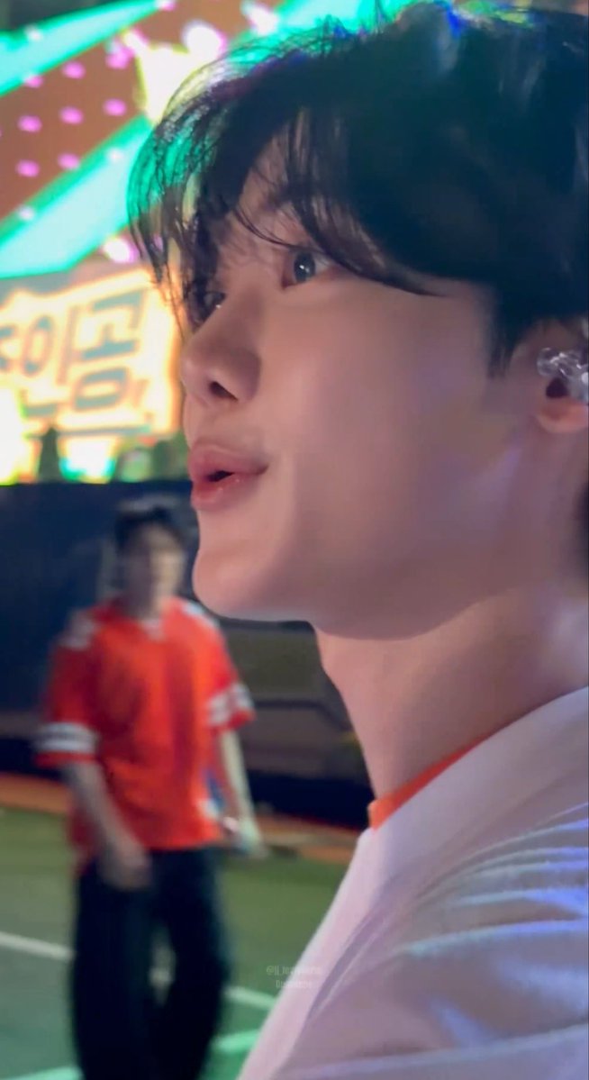 awnomin's tweet photo. oi si cantik ada watermark-nya (jn) dibelakang 🤭 https://t.co/GiHHuVNA2c