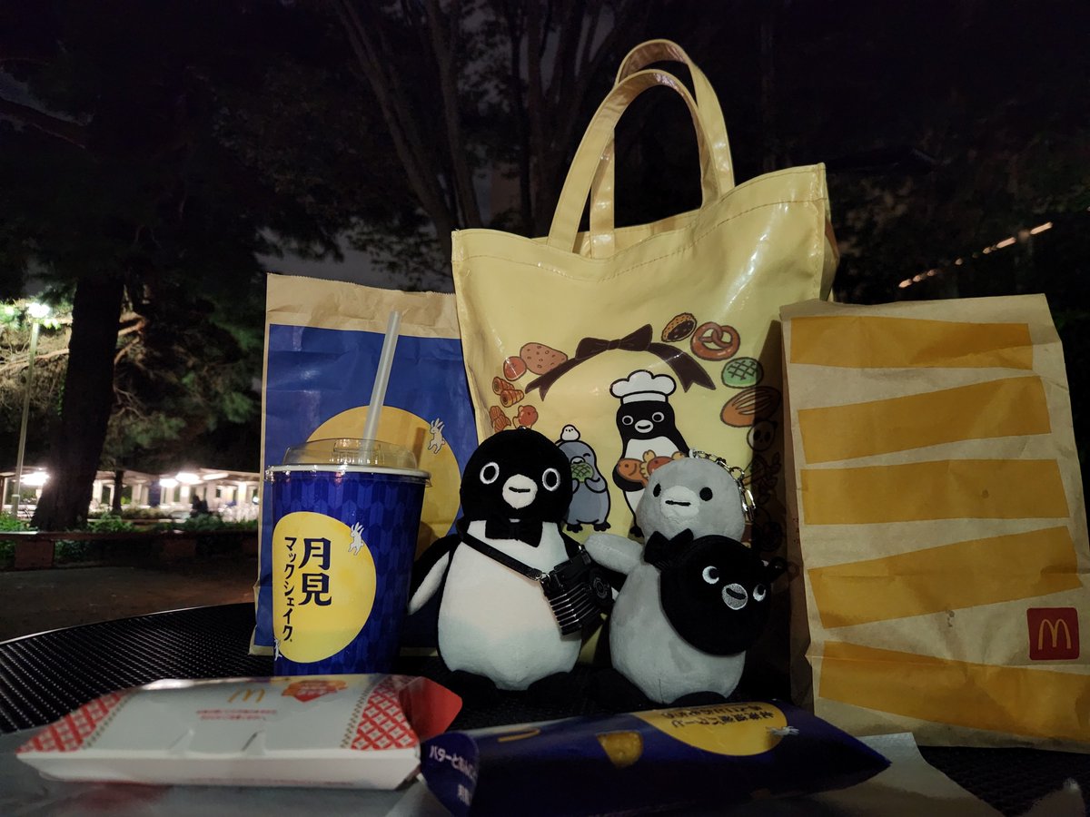 hiroshiwaon's tweet photo. イオンの公園で月見パーティー
マスカット味のシェイクと月見パイ　プリプリエビプリオとチーズバーガー
を虫の音色を聞きながら
公園でいただきました。
お月見はまだしていませんが、味覚でお月見気分
Suicaのペンギン達も、イオンの公園で、秋の風情を感じたようです。
#Suicaのペンギン #ぬい撮り https://t.co/g3G299OPmx