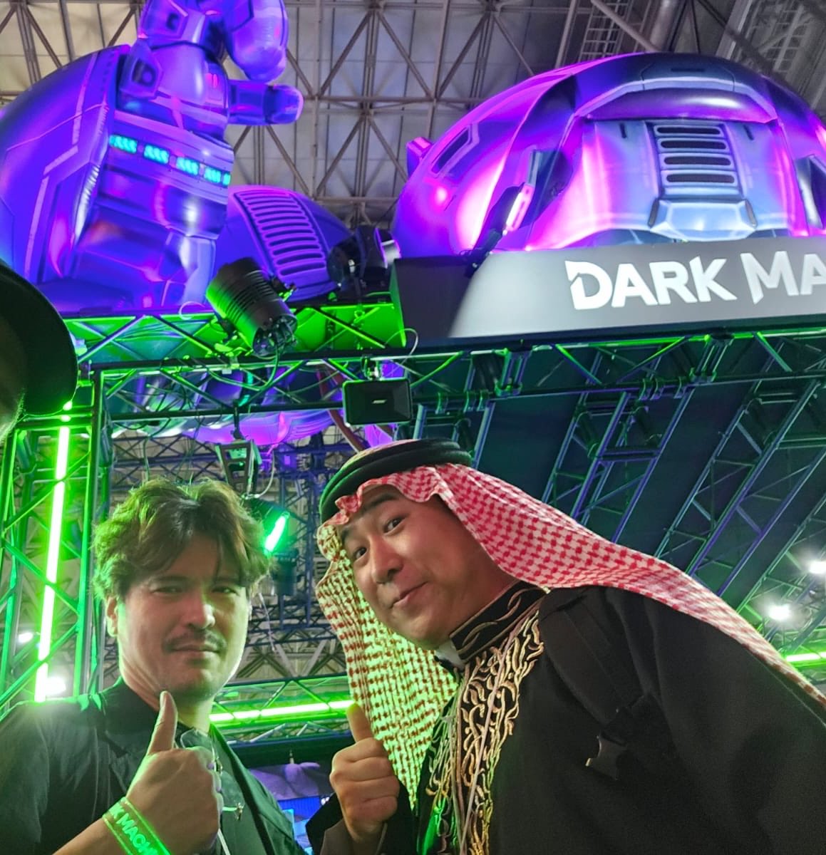 Shams_Qamar_JP's tweet photo. 今年のTGSで噂の巨大ロボを見るためにホール5 LIONA DARK MACHINEまで行きました！

こいつ...動くぞ！ぴあ21さんはいいお仕事をされる✨
メカデザイン担当の天神先生にご挨拶ができて、デカくてカッコいいロボが見れて良かった！
明日も色々発表があるらしいので楽しみっ！
#TGS2026 #DARKMACHINE https://t.co/Fwkc8Ezhz9