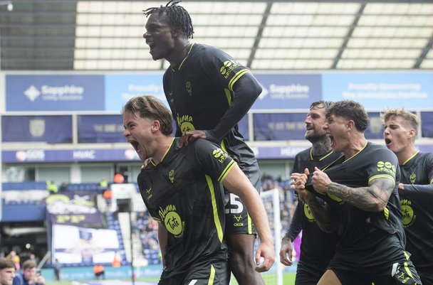 FTSwans's tweet photo. 🚨 Lincoln City - Opposition Report 🚨

What can the Swans expect at the ProAmpac Stadium?

The style and threats of the Imps to how the Swans can break them down, all the talking points ahead of Saturday's clash. ⚔️

📝 Read the full report below 👇

https://t.co/jH2CZCS95o https://t.co/ign116JvD4
