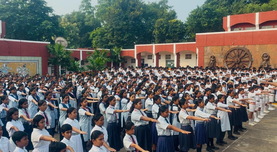 JNV_Cuttack's tweet photo. Staff and Students of PM SHRI Jawahar Navodaya Vidyalaya, Mundali, Cuttack taking National Pledge on Ocean Conservation@#SwachhSagar@#NVS_HQ@#eduminofindia https://t.co/4ER4LXwrVU