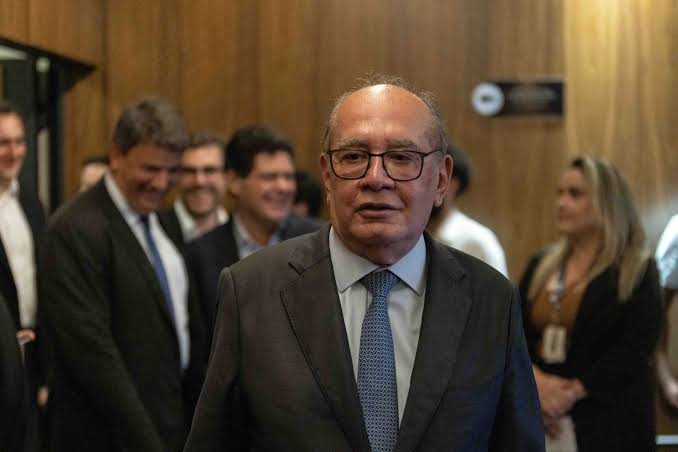 BlogdoNoblat's tweet photo. Gilmar Mendes associa Mendonça com os métodos da Lava Jato:  "Já vimos esse filme. Na Lava Jato, Deltan Dallagnol e Sergio Moro transformaram vazamento seletivo em método. A ideia era sempre criar o fato consumado antes da ação penal, colher os dividendos políticos e deixar a defesa correndo atrás de um julgamento que a opinião pública já havia feito. Linchamento coletivo serve para esvaziar o direito de defesa e enterrar a presunção de inocência.  E, como na Lava Jato, a hora nunca é ao acaso. Lá, sigilos caíam a poucas semanas das eleições. Aqui, o levantamento apareceu às vésperas do 7 de Setembro, para inflar as ruas, arrancar dividendos políticos, sujar reputações e intimidar quem se opõe a esse método. No fundo, o alvo é o direito de defesa de pessoas contra as quais esses agentes nutrem algo que se parece muito mais com vingança do que com justiça"