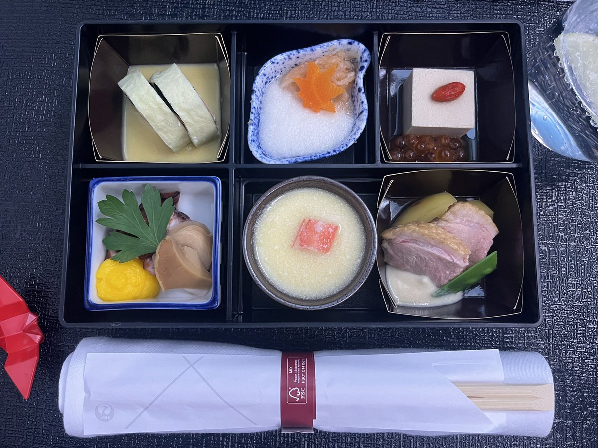 chocoJGC328's tweet photo. シカゴオヘア空港から羽田空港へ✈️
向かい風の影響で約30分遅れの到着🛬
お食事、サービスも大満足のフライトでした🈵🥰

#JAL https://t.co/xjQRLKAbp8