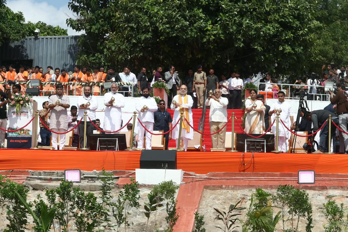 CMOGuj's tweet photo. માનનીય વડાપ્રધાન શ્રી નરેન્દ્રભાઈ મોદીના જનસેવાથી રાષ્ટ્રસેવાના અવિરત 25 વર્ષના ઐતિહાસિક ઉપલક્ષમાં આયોજિત ‘સેવા સંકલ્પ અભિયાન’નો માનનીય કેન્દ્રીય ગૃહ-સહકાર મંત્રી શ્રી અમિતભાઈ શાહ ઉપરાંત મુખ્યમંત્રી શ્રી ભૂપેન્દ્રભાઈ પટેલ, રાજ્યના નાયબ મુખ્યમંત્રી શ્રી હર્ષભાઈ સંઘવી, મહારાષ્ટ્રના નાયબ મુખ્યમંત્રી શ્રી એકનાથ શિંદે, કેન્દ્રીય મંત્રી શ્રીમતી અનુપ્રિયા પટેલ તેમજ અન્ય મહાનુભાવોની ઉપસ્થિતિમાં વડનગરના શર્મિષ્ઠા તળાવ ખાતે મહાઆરતી દ્વારા ભવ્ય શુભારંભ કરવામાં આવ્યો હતો.

માનનીય કેન્દ્રીય ગૃહ-સહકાર મંત્રીશ્રીએ માનનીય વડાપ્રધાન શ્રી નરેન્દ્રભાઈ મોદીના જીવનને ‘ભારત પ્રથમ’ના મંત્ર અને ગરીબ કલ્યાણ માટે સમર્પિત હોવાનું જણાવી ગુજરાતના મુખ્યમંત્રી તેમજ દેશના વડાપ્રધાન તરીકેના તેમના 25 વર્ષના નેતૃત્વમાં વિકસિત રાષ્ટ્ર બનવાના આત્મવિશ્વાસ સાથે ભારતે વૈશ્વિકસ્તરે સર કરેલ સિદ્ધિઓની રૂપરેખા આપી હતી.

મુખ્યમંત્રીશ્રીએ માનનીય વડાપ્રધાનશ્રીએ સમર્પણ ભાવથી સતત અને અવિરત જનસેવાથી દેશમાં મોટું પરિવર્તન લાવી દીધું હોવાની વિસ્તૃત ભૂમિકા આપી હતી. તેમણે વડનગરને વિરાસત અને વિકાસના અનોખા સમન્વયનું દ્રષ્ટાંત ગણાવી વિકસિત ભારતના સંકલ્પમાં સૌને જોડવાનું આહવાન કર્યું હતું.
#SevaSankalpAbhiyan