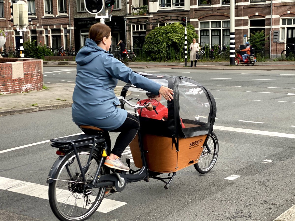 AmericanFietser's tweet photo. People constantly claim that having a child makes biking impossible. The reality is that the only thing restricting your mobility is hostile city infrastructure. Streets have the power to either give you safe transportation options or force you into a car for every single errand. https://t.co/GgMabzViiD