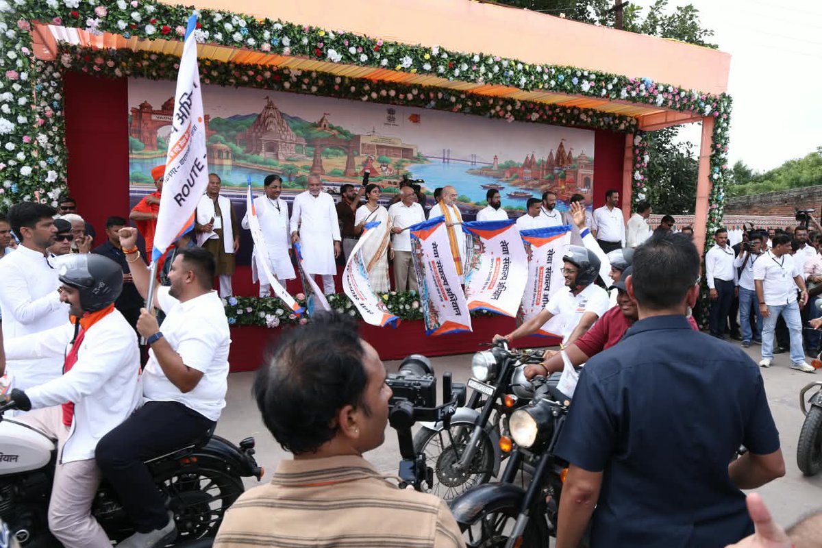 CMOGuj's tweet photo. માનનીય કેન્દ્રીય ગૃહ-સહકાર મંત્રીશ્રી તથા મુખ્યમંત્રીશ્રી સહિતના મહાનુભાવો દ્વારા શર્મિષ્ઠા ઘાટ ખાતેથી કળશમાં જળ ગ્રહણ કરવામાં આવ્યું હતું. મહાનુભાવોએ શર્મિષ્ઠા તળાવથી સુપ્રસિદ્ધ હાટકેશ્વર મંદિર સુધી પદયાત્રા યોજી હતી તેમજ શ્રી હાટકેશ્વર મહાદેવના ચરણોમાં શીશ નમાવી દેશ અને રાજ્યની પ્રગતિ માટે પ્રાર્થના કરી હતી. મહાનુભાવો દ્વારા વડનગર હાટકેશ્વર મંદિર ખાતેથી અનંત અનાદિ વડનગરથી આધ્યાત્મિક નગરી વારાણસી સુધી રાષ્ટ્રસેવા અને જનજાગૃતિનો સંદેશ પ્રસરાવતી ભવ્ય બાઈક રેલીને ફ્લેગ-ઓફ આપી પ્રસ્થાન કરાવાયું હતું.
#SevaSankalpAbhiyan