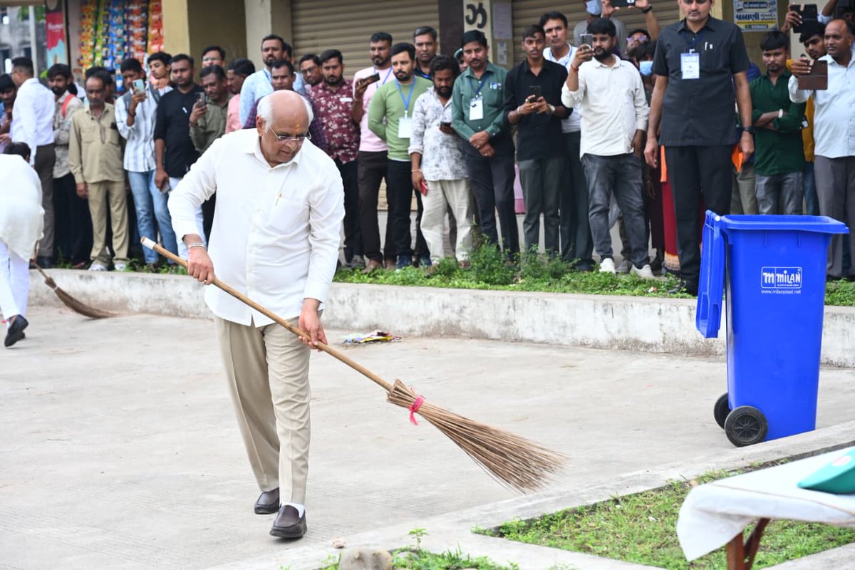 CMOGuj's tweet photo. કેન્દ્રીય ગૃહ-સહકાર મંત્રીશ્રી સહિતના મહાનુભાવો દ્વારા વડનગર રેલવે સ્ટેશન તથા અન્ય સ્થાને સ્વચ્છતા અભિયાનમાં શ્રમદાન કરી નાગરિકોને પોતાના પરિસરને સ્વચ્છ રાખવાનો પ્રેરણાદાયી સંદેશ પાઠવ્યો હતો તેમજ પર્યાવરણ જતનના સંકલ્પ સાથે ‘એક પેડ માં કે નામ’ ઝુંબેશ અંતર્ગત વૃક્ષારોપણ કરવામાં આવ્યું હતું.
#SevaSankalpAbhiyan