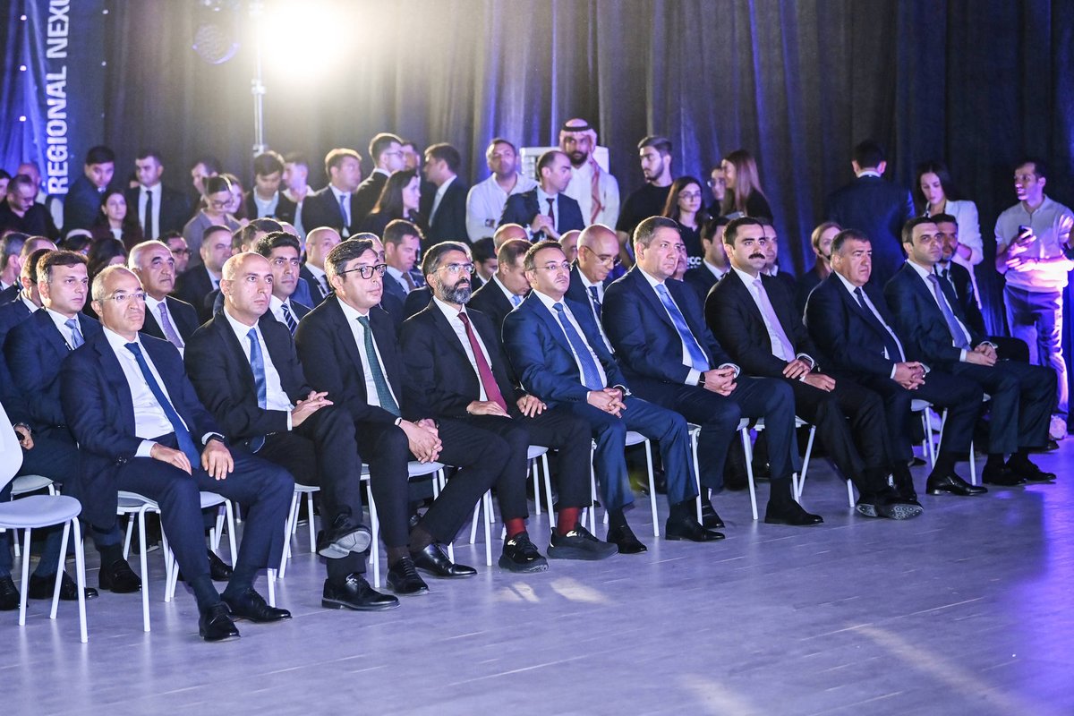 tehsilgovaz's tweet photo. Sentyabrın 17-də “https://t.co/5tQCy5FwH7” innovasiya şəhərciyində keçirilən “Baku ID 2026” innovasiya festivalı çərçivəsində İqtisadiyyat Nazirliyinin tabeliyində Dördüncü Sənaye İnqilabının Təhlili və Koordinasiya Mərkəzinin (4SİM) təşkilatçılığı ilə “Azərbaycan Bacarıqlar Akseleratoru” üzrə panel müzakirəsi keçirilib.

Panel müzakirəsində “Azərbaycan Bacarıqlar Akseleratoru”nun həmsədrləri – iqtisadiyyat naziri Mikayıl Cabbarov, elm və təhsil naziri Emin Əmrullayev, SOCAR-ın prezidenti Rövşən Nəcəf və “PAŞA Maliyyə Holdinqi”nin baş icraçı direktoru Fərid Məmmədov iştirak ediblər.

Müzakirələrdə əmək bazarının dəyişən tələbləri, rəqəmsal və yaşıl bacarıqlar, süni intellekt və data, kibertəhlükəsizlik, ömürboyu öyrənmə məsələləri nəzərdən keçirilib.

Festival çərçivəsində “4Sİ Akademiyası – Milli Proqram”ın nəticələrinə həsr olunan mükafatlandırma mərasimi də keçirilib. Təltifetmə mərasimində Azərbaycan Respublikası Prezidentinin köməkçisi, Azərbaycan Respublikası Prezidentinin Administrasiyasının İqtisadi məsələlər və innovativ inkişaf siyasəti şöbəsinin müdiri Şahmar Mövsümov da iştirak edib.

Ətraflı: https://t.co/jOtNiD3lQv

#ElmVəTəhsilNazirliyi #EduGovAz #SABAHcity #4SİM #BakuİD