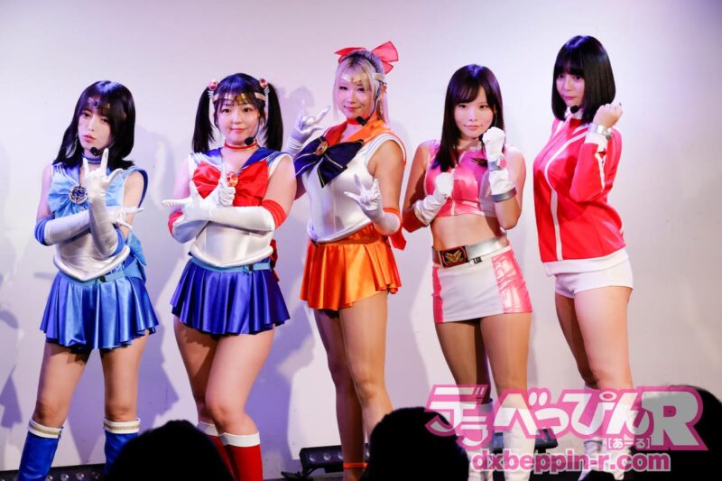 kagurazakabunji's tweet photo. https://t.co/tdVriFydfT
9月12日に行われた【GIGAスーパーヒロインライブVol.41】を「デラぺっぴんR」でレポート！【泉りおん・三田サクラ・星仲ここみ・松丸香澄・乃木蛍がチョークスリーパーで捕らえられ失神昇天！　数々の辱めを受ける！】 https://t.co/3yz1w1pLwD