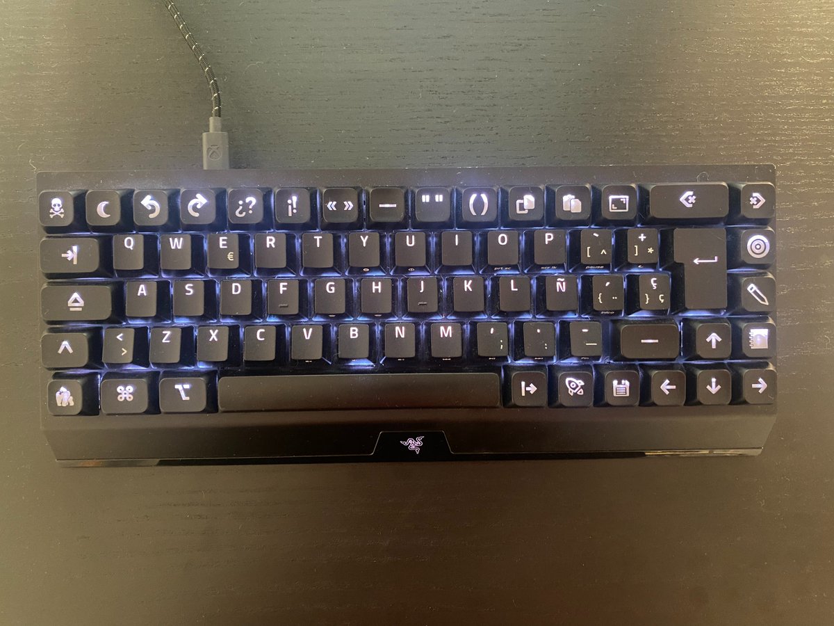 Aaron_Amat's tweet photo. Hoy es el día más esperado, el día en el que os enseño mi obra maestra: mi teclado para escribir...

Pensarás que todos los teclados son iguales... oh, espera... no, este no es igual...

Si te fijas tiene teclas personalizadas para escribir... https://t.co/OGoUfaDWao