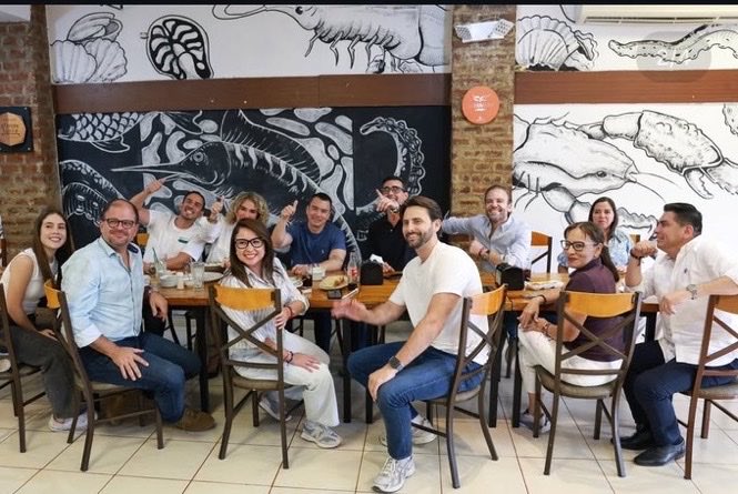 LAltamiranoJ's tweet photo. Esta foto conllevó la movilización de no menos de 150 miembros de la Policía Nacional y de las FF. AA.; no es una broma. A la final, la realidad paralela en la que viven les permite decir a boca llena que vivimos en un paraíso. Estos son los que gobiernan al Ecuador, un país seguro según las promesas presidenciales…. y las recicladas narrativas.