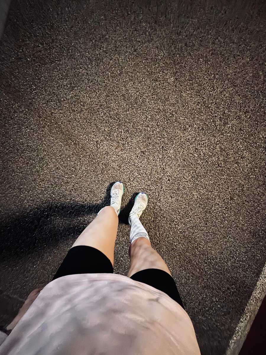 gracini19's tweet photo. 10キロ記録

見上げると、一つ一つの街灯の光に癒される。
なんと鳥たちは、ひっそりと街灯の中に家を作っていたんだね。
[#夜ラン] https://t.co/NRpACad3eB
