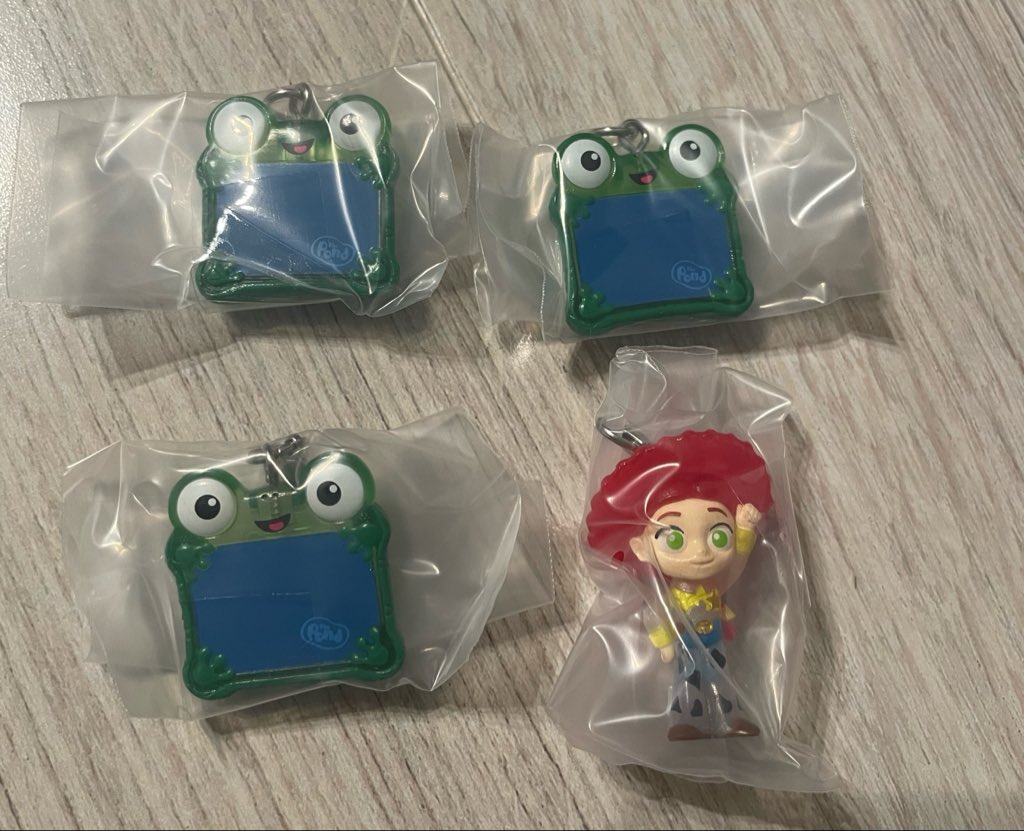 mo_m_kanl's tweet photo. 【交換】 トイストーリー めじるしアクセサリー 

【譲】リリーパッド、ジェシー

【求】フォーキー

郵送での交換のみ
お気軽にお声掛けください！ https://t.co/onLRl74Mr9
