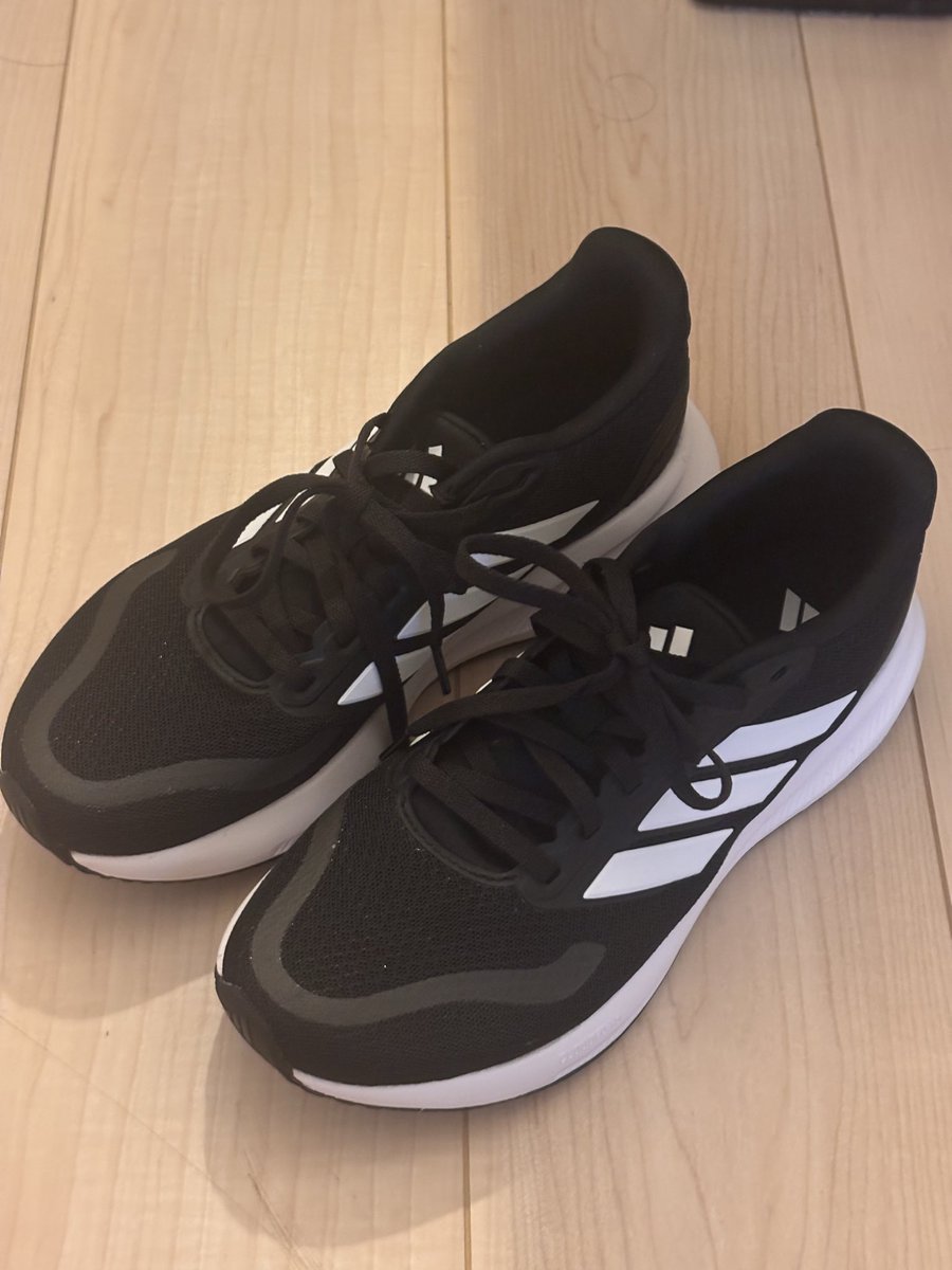yuka022084's tweet photo. ランニングシューズ👟
届いた- ̗̀📦 ̖́-
リレーマラソン🏃‍♂️頑張る💪✨

#fm775 https://t.co/PGAy5NTTms