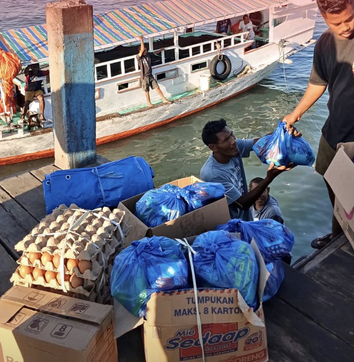 HFI1995's tweet photo. Our @HumanityfirstID volunteers have been delivering essential aid to families on islands across #Indonesia https://t.co/duzG671wiF