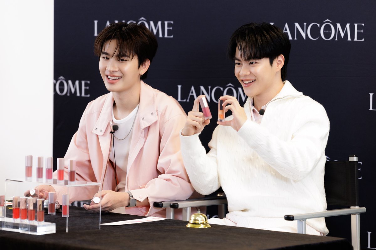 lancometh's tweet photo. รวมภาพโมเมนต์สุดพิเศษและ บรรยากาศสนุกๆในงาน The New IDÔLE CUDDLE BLUR Live with #THAIchayanon และ #MARCKRIS 🇹🇭🦖  

 #IDOLEMAKEUP 
#LancomeMakeUp 
#LancomeThailand 
#LancomeXBUS https://t.co/jDhf89qeCY