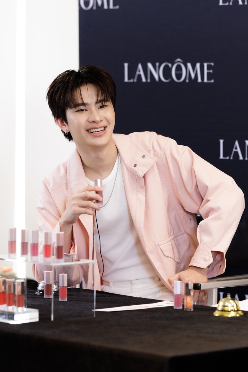 lancometh's tweet photo. รวมภาพโมเมนต์สุดพิเศษและ บรรยากาศสนุกๆในงาน The New IDÔLE CUDDLE BLUR Live with #THAIchayanon และ #MARCKRIS 🇹🇭🦖  

 #IDOLEMAKEUP 
#LancomeMakeUp 
#LancomeThailand 
#LancomeXBUS https://t.co/jDhf89qeCY