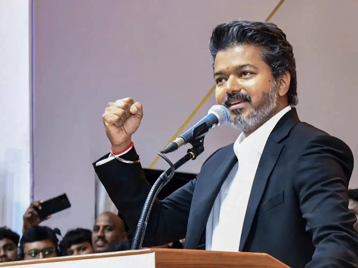 ramk8060's tweet photo. இப்படி ஒரு CM-அ இதுவரைக்கும் நாம பார்த்ததே இல்லை! 🔥

​லண்டன் ✈️ துபாய் ✈️ இந்தியா என 14 மணி நேர தொடர் பயணம்... சென்னைக்கு வந்திறங்கிய அடுத்த கணமே தலைமைச்செயலகத்தில் அலுவலகப் பணிகள்! 

மதியம் தந்தை பெரியார் பிறந்தநாள் உறுதிமொழி நிகழ்ச்சி! 👏

​உழைப்பின் அடையாளம்! 🫡 https://t.co/Ds6REzzpN6