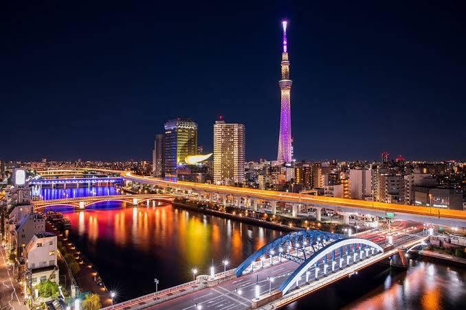 PerMarieli's tweet photo. 東京スカイツリーと隅田川が織りなす夜景は、この上なくロマンチックです。幻想的な紫色の塔が堂々とそびえ立ち、川に架かる色鮮やかな橋と美しく響き合いながら、眠らない街・東京の現代的な輝きと賑わいを水面に映し出しています。 https://t.co/cX0cSlbQJU