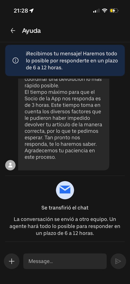 Lizmaniaa's tweet photo. Contraté un Uber Envíos para entregar dos paquetes. La conductora los retiró, pero nunca llegaron al destinatario y aun así el viaje fue marcado como entregado. Uber dice que la conductora asegura haberlos entregado, pero no acredita a quién ni cómo se validó la entrega. Cerraron el caso devolviendo solo el costo del viaje y sigo sin mis pertenencias. Necesito una respuesta y solución de @Uber_Chile.
