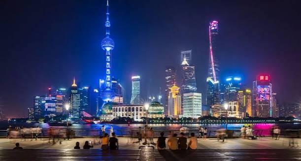 doddy_budiman's tweet photo. 上海の黄浦江沿いの夜景は、圧倒的な迫力と魅力を放っています。川越しに目をやれば、東方明珠と陸家嘴の超高層ビル群が夜の闇の中で煌びやかに競演し、「魔都」と称されるこの街の、眠ることのない圧倒的な繁栄を完璧に物語っています。 https://t.co/UyMFdhk6lU