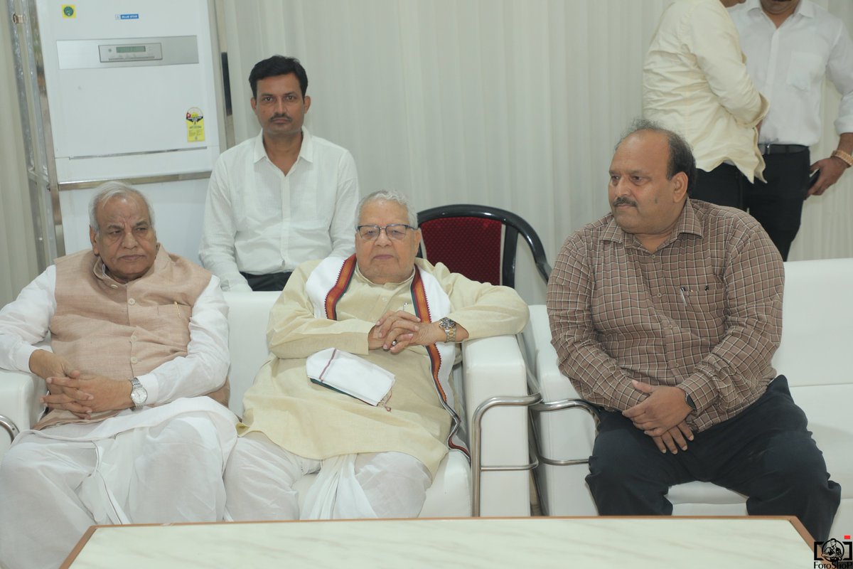 ImAnilPratap's tweet photo. आदरणीय श्री @KalrajMishra जी की धर्मपत्नी के निधन पर उनके आवास पहुंचकर श्रद्धांजलि अर्पित की एवं शोकाकुल परिजनों से भेंट की।

ईश्वर दिवंगत पुण्यात्मा को अपने श्रीचरणों में स्थान दें।

ॐ शांति! 🙏
@BJP4India @BJP4UP @nawabsnagar @BJP4WestUP11 https://t.co/LIsbYINBlV