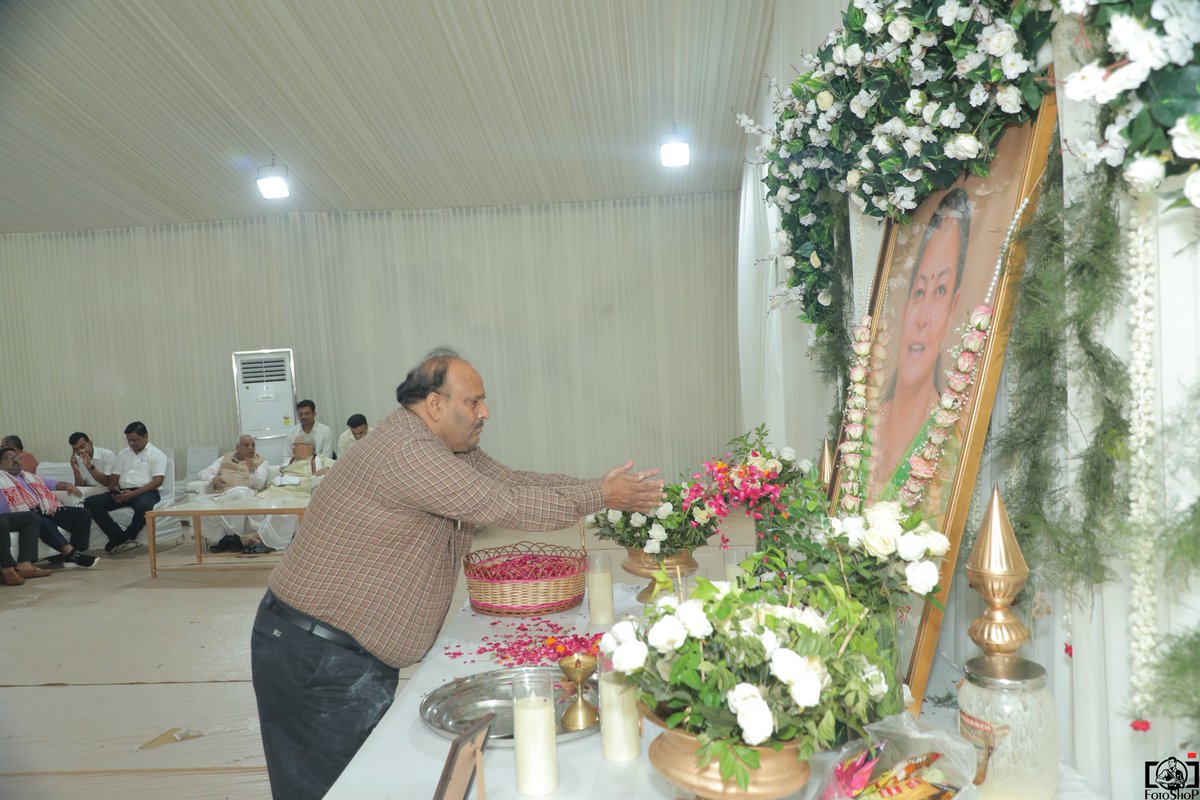 ImAnilPratap's tweet photo. आदरणीय श्री @KalrajMishra जी की धर्मपत्नी के निधन पर उनके आवास पहुंचकर श्रद्धांजलि अर्पित की एवं शोकाकुल परिजनों से भेंट की।

ईश्वर दिवंगत पुण्यात्मा को अपने श्रीचरणों में स्थान दें।

ॐ शांति! 🙏
@BJP4India @BJP4UP @nawabsnagar @BJP4WestUP11 https://t.co/LIsbYINBlV