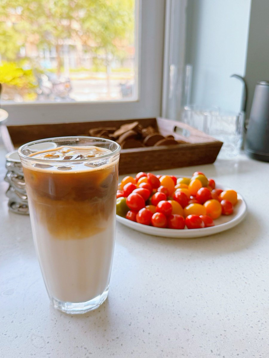 aloro723848's tweet photo. Quick iced latte hack: Brew hot espresso, pour over ice, add a splash of oat milk—creamy, smooth, ready in 2 mins! https://t.co/a2ecfs4yo1