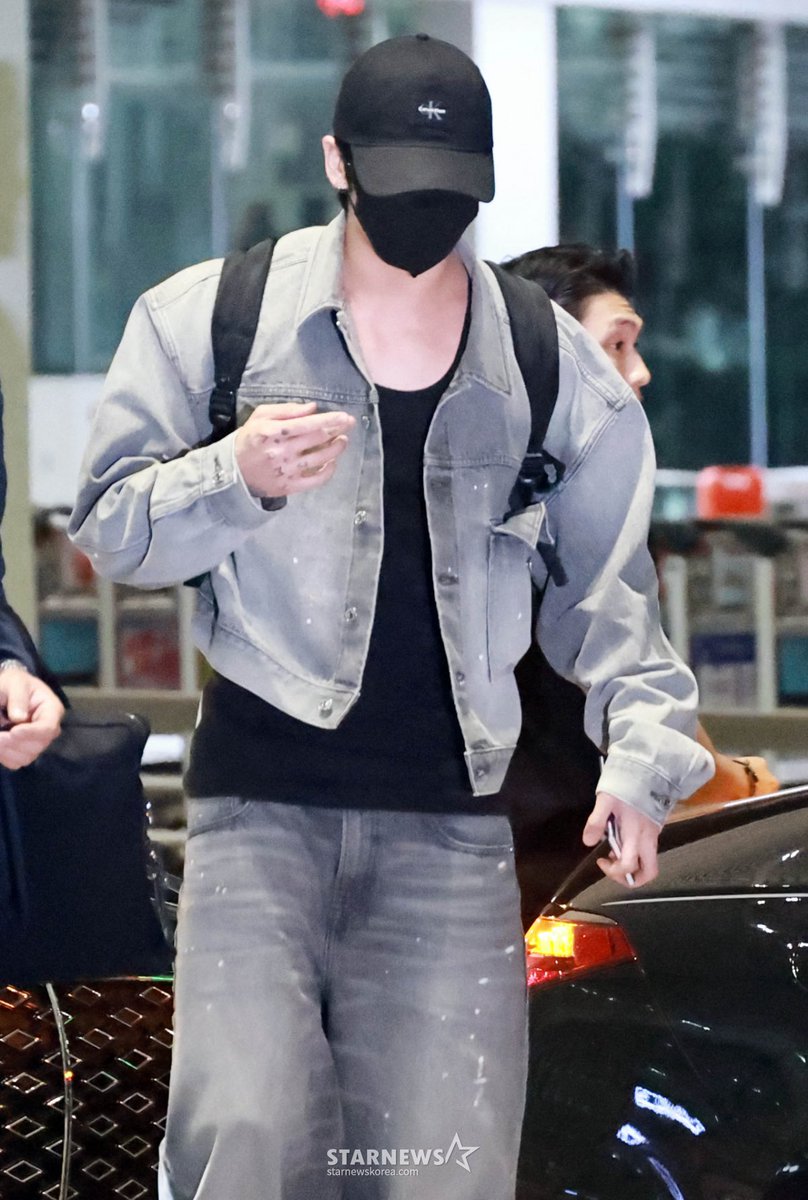JJK_Times's tweet photo. Have a safe flight, Jungkook 🤍 https://t.co/RDSsexv5vL
