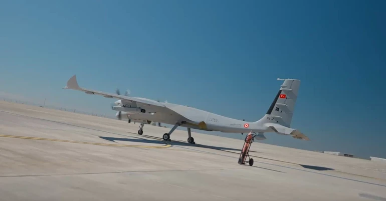 Hurriyet's tweet photo. 🛩️İnsansız hava araçlarının savaş sahasındaki kullanım alanları genişlerken, farklı görevleri tek bir platform üzerinden yerine getirebilme kabiliyeti de önem kazanıyor.

📌Keşif ve gözetlemenin yanı sıra taarruz görevlerinde de kullanılan insansız hava araçları, farklı sınıflardaki mühimmatlarla gerçekleştirilen testlerle hava muharebesindeki yeteneklerini geliştiriyor.

📌Bu kapsamda BAYKAR tarafından geliştirilen AKINCI TİHA’nın  hava hedeflerine yönelik gerçekleştirdiği yeni atış testi, platformun farklı millî mühimmatları kullanabilme kabiliyetine bir yenisini ekledi...

🖊️@ismailsari_

🔗https://t.co/uyk59p9c1k