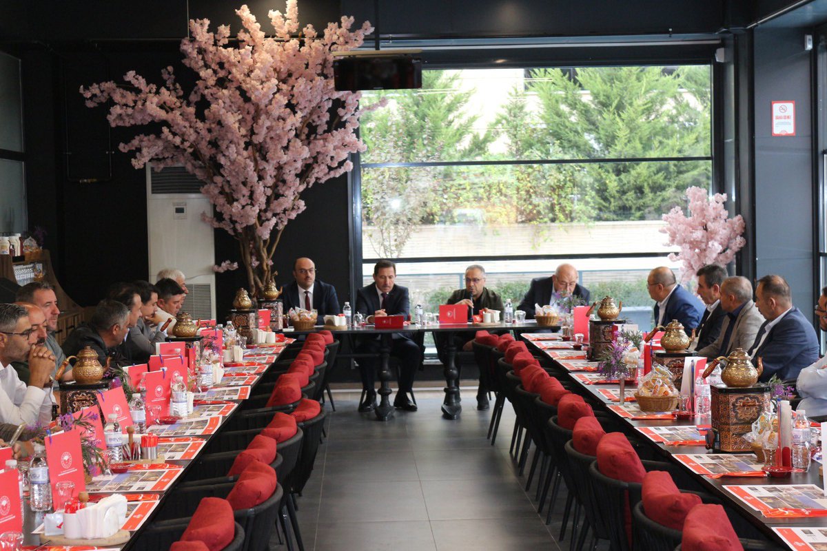 akparti_karatay's tweet photo. Karatay’ımız, tarım ve hayvancılık alanında şehrimizin ve bölgemizin en önemli üretim merkezlerinden biri olma özelliğini sürdürüyor.

Merkeze uzak mahallelerimizde yürütülen tarım ve hayvancılık faaliyetlerini, mahallelerimizin ihtiyaç ve taleplerini değerlendirmek üzere; İlçe Başkanımız, Yönetim Kurulu üyelerimiz, Karatay Belediye Başkanımız, İlçe Tarım ve Orman Müdürümüz, Karatay Süt Birliği Başkanımız, Karatay Ziraat Odası Başkanımız, Karatay Muhtarlar Derneği Başkanımız ve merkeze uzak mahallelerimizin kıymetli muhtarlarıyla bir araya geldik.

Mahallelerimizin sahadaki ihtiyaçlarını doğrudan muhtarlarımızdan dinlediğimiz toplantımızda; tarımsal üretimin güçlendirilmesi, hayvancılığın geliştirilmesi ve üreticilerimizin karşılaştığı sorunların çözümüne yönelik yapılabilecek çalışmalar üzerine verimli istişarelerde bulunduk.

Üreten, emek veren ve toprağını berekete dönüştüren hemşehrilerimizin her zaman yanında olmaya; Karatay’ımızın tarım ve hayvancılık potansiyelini daha da ileri taşımak için birlik ve beraberlik içerisinde çalışmaya devam edeceğiz.

@avakifdemirci