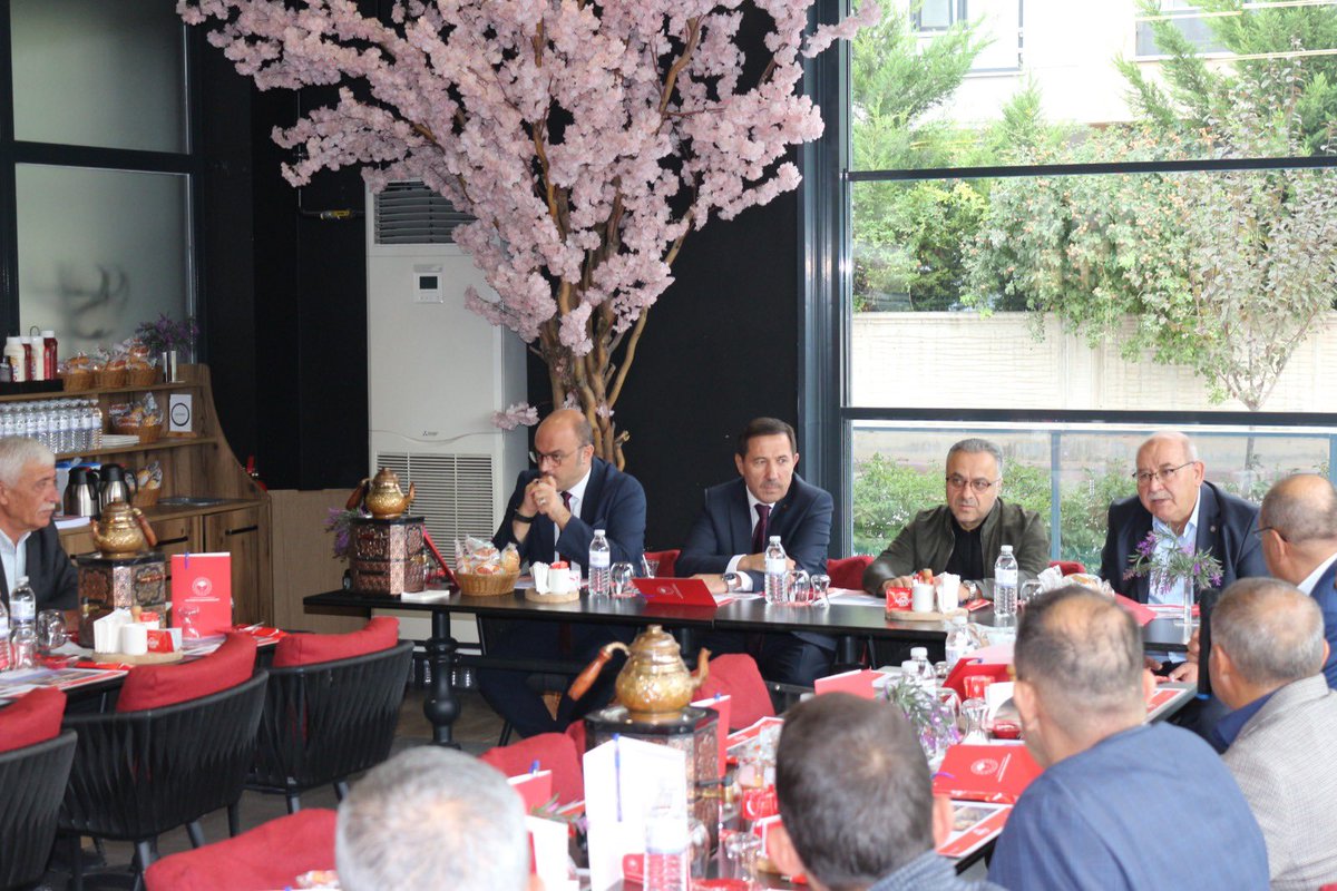 akparti_karatay's tweet photo. Karatay’ımız, tarım ve hayvancılık alanında şehrimizin ve bölgemizin en önemli üretim merkezlerinden biri olma özelliğini sürdürüyor.

Merkeze uzak mahallelerimizde yürütülen tarım ve hayvancılık faaliyetlerini, mahallelerimizin ihtiyaç ve taleplerini değerlendirmek üzere; İlçe Başkanımız, Yönetim Kurulu üyelerimiz, Karatay Belediye Başkanımız, İlçe Tarım ve Orman Müdürümüz, Karatay Süt Birliği Başkanımız, Karatay Ziraat Odası Başkanımız, Karatay Muhtarlar Derneği Başkanımız ve merkeze uzak mahallelerimizin kıymetli muhtarlarıyla bir araya geldik.

Mahallelerimizin sahadaki ihtiyaçlarını doğrudan muhtarlarımızdan dinlediğimiz toplantımızda; tarımsal üretimin güçlendirilmesi, hayvancılığın geliştirilmesi ve üreticilerimizin karşılaştığı sorunların çözümüne yönelik yapılabilecek çalışmalar üzerine verimli istişarelerde bulunduk.

Üreten, emek veren ve toprağını berekete dönüştüren hemşehrilerimizin her zaman yanında olmaya; Karatay’ımızın tarım ve hayvancılık potansiyelini daha da ileri taşımak için birlik ve beraberlik içerisinde çalışmaya devam edeceğiz.

@avakifdemirci