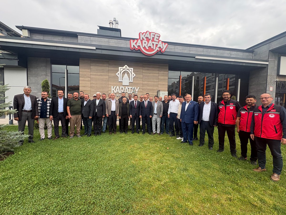 akparti_karatay's tweet photo. Karatay’ımız, tarım ve hayvancılık alanında şehrimizin ve bölgemizin en önemli üretim merkezlerinden biri olma özelliğini sürdürüyor.

Merkeze uzak mahallelerimizde yürütülen tarım ve hayvancılık faaliyetlerini, mahallelerimizin ihtiyaç ve taleplerini değerlendirmek üzere; İlçe Başkanımız, Yönetim Kurulu üyelerimiz, Karatay Belediye Başkanımız, İlçe Tarım ve Orman Müdürümüz, Karatay Süt Birliği Başkanımız, Karatay Ziraat Odası Başkanımız, Karatay Muhtarlar Derneği Başkanımız ve merkeze uzak mahallelerimizin kıymetli muhtarlarıyla bir araya geldik.

Mahallelerimizin sahadaki ihtiyaçlarını doğrudan muhtarlarımızdan dinlediğimiz toplantımızda; tarımsal üretimin güçlendirilmesi, hayvancılığın geliştirilmesi ve üreticilerimizin karşılaştığı sorunların çözümüne yönelik yapılabilecek çalışmalar üzerine verimli istişarelerde bulunduk.

Üreten, emek veren ve toprağını berekete dönüştüren hemşehrilerimizin her zaman yanında olmaya; Karatay’ımızın tarım ve hayvancılık potansiyelini daha da ileri taşımak için birlik ve beraberlik içerisinde çalışmaya devam edeceğiz.

@avakifdemirci
