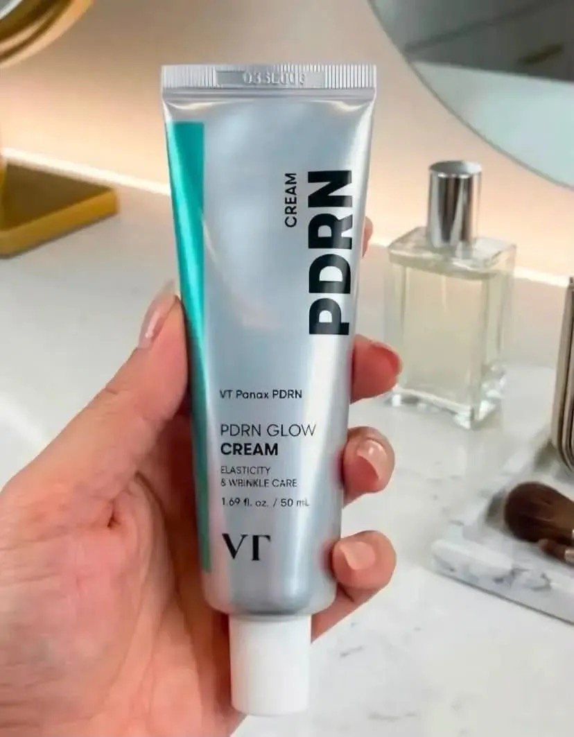 claxdys's tweet photo. Awalnya cuma iseng ngikutin rekomendasi mbak guardian buat kulit yang mulai kendur + garis halus. Eh 2 minggu kemudian malah jadi KENYAL, GLOWING, dan bikin SALFOK😭

Plot twistnya? bukan produknya yang bikin aku kaget… tapi CARA PAKAINYA😭 https://t.co/gwamatraBI