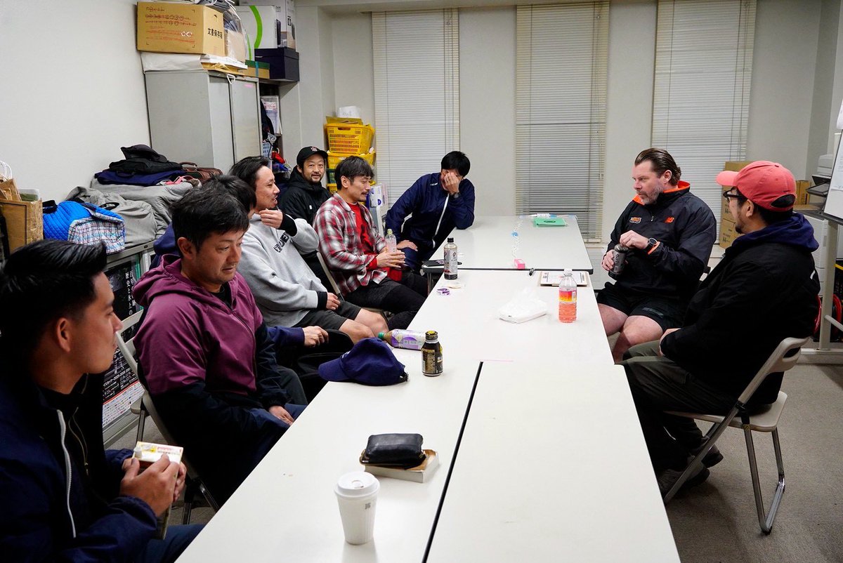 NIKKOICEBUCKS's tweet photo. \🏒U18 #DEVELOPMENTPROGRAM/
本日は氷上練習前に、コーチングスタッフの勉強会を実施。
氷上ではパスやレシーブ、状況判断を中心に、自ら考えてプレーする実践的なトレーニングを行いました。
地域の子どもたちを、地域で育てる
#アイスバックス
#アイスホッケー
#育成
#日光 https://t.co/hiO0GGE9xY
