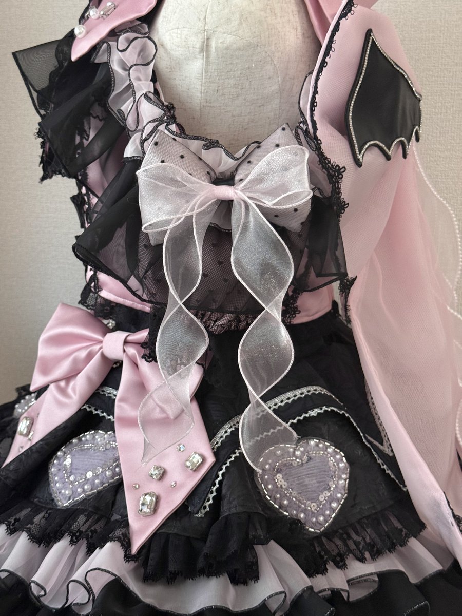 kurusu_costume's tweet photo. わー先日に引き続き沢山見てもらえて嬉しいです⋆⸜♱⸝‍⋆♥せっかくなので近くから撮った写真もあげときます！
肩のデカリボンであんまり見えないけど、腰にもリボンあります🎀♥ https://t.co/bWWFEDYbGj
