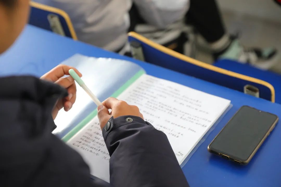alikd487318's tweet photo. New semester is here! Fresh notebooks, sharp goals, and so much excitement ahead. Let’s chase those small wins and make this term count , https://t.co/6j510bOODU