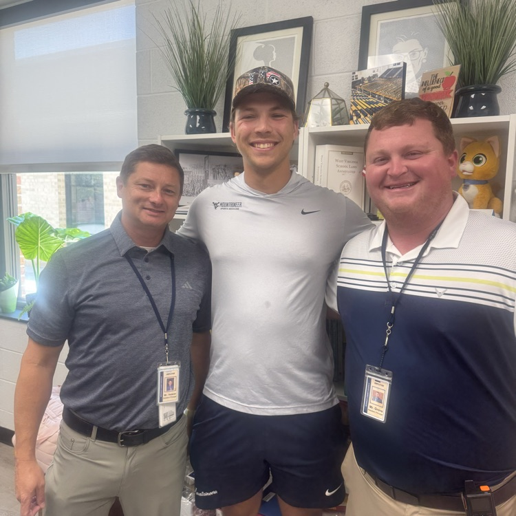 HHSathletics_'s tweet photo. Thanks to alumni Kyle West for stopping by before heading out to Arizona. We appreciate your continued support and wish you the best of luck! https://t.co/8MT5zLTqjO