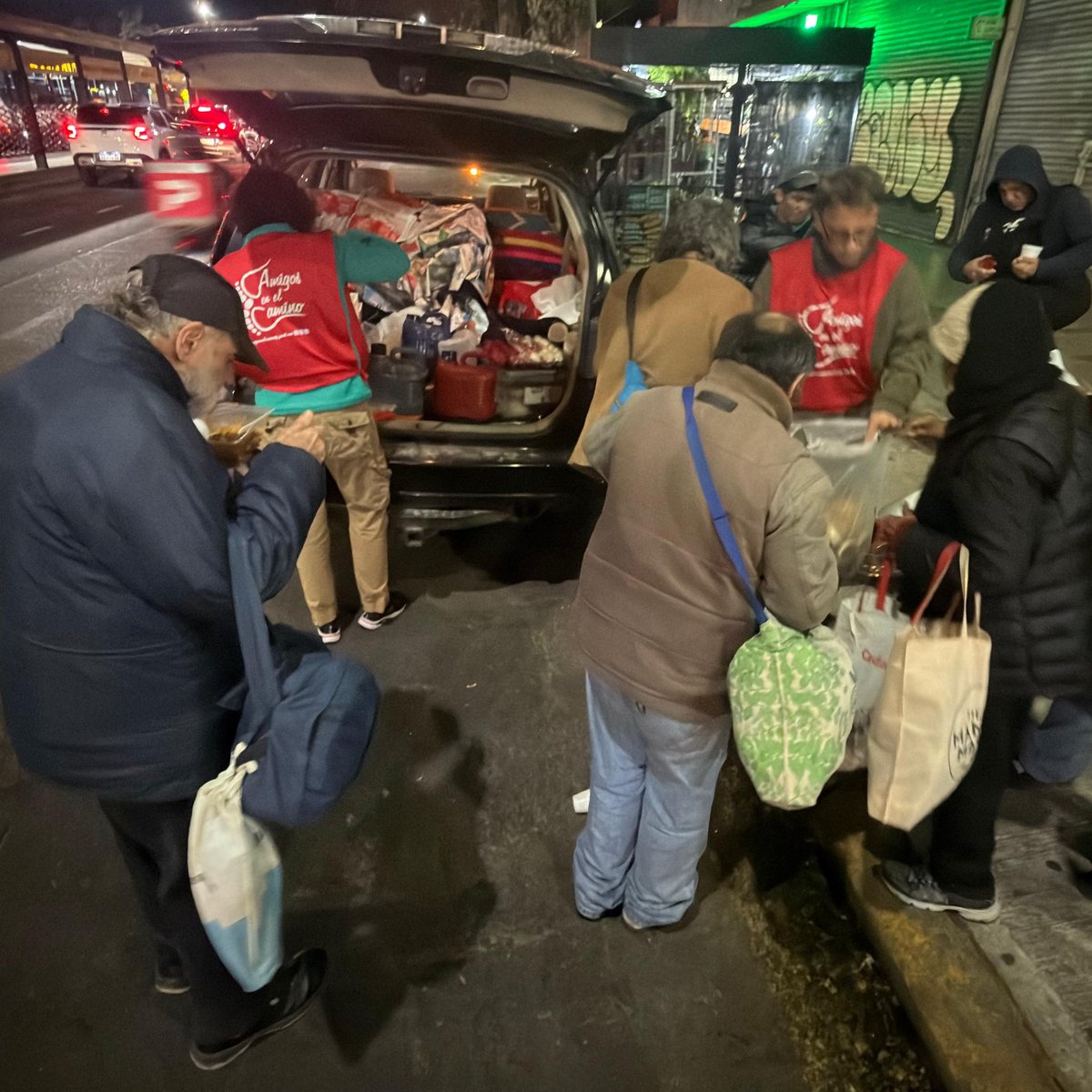 amigosenelcamin's tweet photo. 🔴RECO MARTES 15/9/2026🔴
Mientras repartimos los turrones #donados, varios nos piden otra porción de cena porque llevan más de un día sin comer algo caliente.
Es doloroso decirles que no; más adelante hay otras personas esperando lo mismo y no alcanza.
#Solidaridad #Sumate https://t.co/i94wGIbWlG