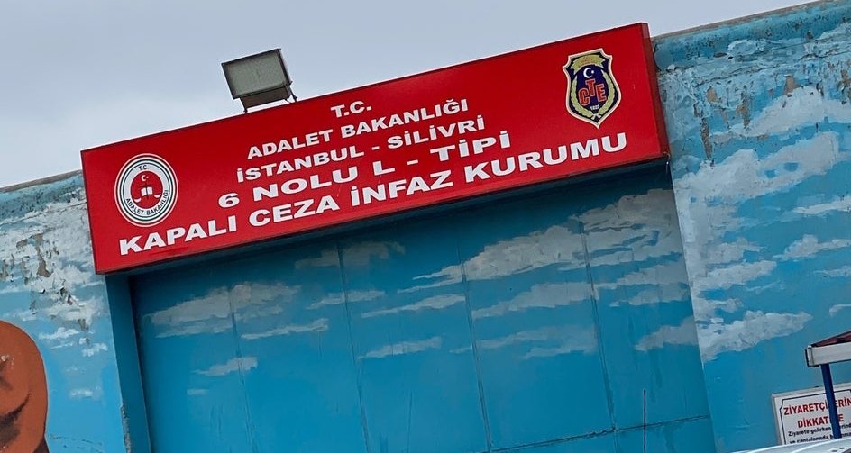 GrupYorumX__'s tweet photo. Marmara 6 No'lu L Tipi Hapishanesinde tecrit işkencesi sürüyor...

Tutsak emekçilerimize, devrimci tutsaklara bir aydır kargo ve mektupları verilmiyor.

Tutsakların yazdıkları mektuplara da sansür uygulanıyor.

TECRİT İŞKENCEDİR TECRİTE SON ! https://t.co/8ewGJc4xcb