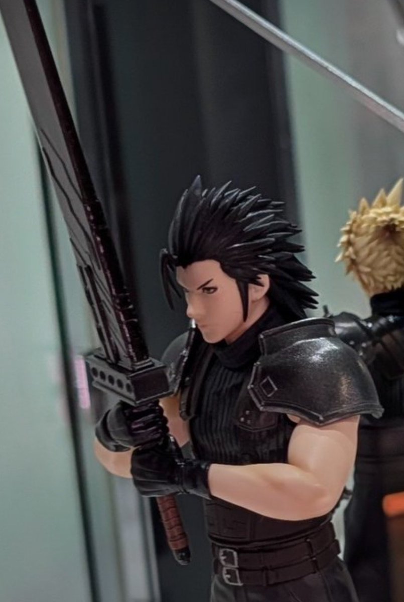 Shunkiroth's tweet photo. No me arrepiento ni un poco de haber cancelado la reserva de la Collector’s de FFVII Revelation.

➡️ Esta figura no tiene calidad de coleccionista.
Las caras, la pintura brillante sobre PVC, los detalles..

Las otras dos tienen calidad Meister, esta no llega a Bring Arts. 👎🏼 https://t.co/Tp4tlsONv5