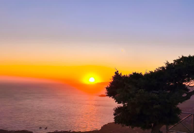 JohnSmithgreece's tweet photo. Θεέ μου τι μπλε ξοδεύεις για να μη σε βλέπουμε!
Ήλιος ο πρώτος και μαζί η ανατολή του κόσμου.
Φως, περισσότερο φως, στις σκοτεινές μας μέρες,
και μια θάλασσα που ανοίγεται μπροστά στο απέραντο.

Οδυσσέας Ελύτης https://t.co/1BcJO7Xhe2