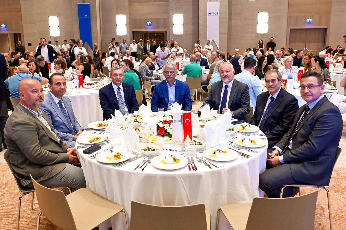 AntalyaTSO's tweet photo. Yönetim Kurulu Başkanımız Yusuf Hacısüleyman, Kültür ve Turizm Bakan Yardımcımız Sayın Nadir Alpaslan ve Antalya Valisi Sayın Hulusi Şahin’in teşrifleriyle, Akdeniz Turistik Otelciler ve İşletmeciler Birliği (AKTOB) Yönetim Kurulu Başkanı Kaan Kaşif Kavaloğlu’nun ev sahipliğinde düzenlenen Geleneksel Eylül Ayı Yemeği ve Sektör Değerlendirme Buluşması’na katıldı.

Toplantıda, Antalya turizminin mevcut durumu, sektörün gündemindeki gelişmeler ve yeni turizm sezonuna ilişkin değerlendirmeler yapıldı. Antalya’nın turizmdeki güçlü konumunun daha da ileriye taşınması, sektörün karşılaştığı sorunların çözümüne yönelik atılabilecek adımlar ile kamu ve sektör iş birliğinin geliştirilmesi konularında görüş alışverişinde bulunuldu. Sektörün değerlendirme buluşmasına, ATAV Başkanı ve Odamız 36. Grup (Oteller ve Benzer Konaklama Yerleri) Meclis Üyemiz Emir Gündal, 2. Grup (Hayvancılık ve Hayvansal Ürünler) Meclis Üyemiz Berkay Bahar ve 36. Grup Komite Başkanı Murat Şahin de katıldı.

@YHacisuleyman07 @bogachangoksu @HakanPakal @MuratTOTOS @haticeoztr @huseyinsari_sar @KAPALIYOL @AhmetKasapoglu8 @aozgurkaragoz @behcetulker @aslisahintekin @TOBBiletisim @RHisarciklioglu