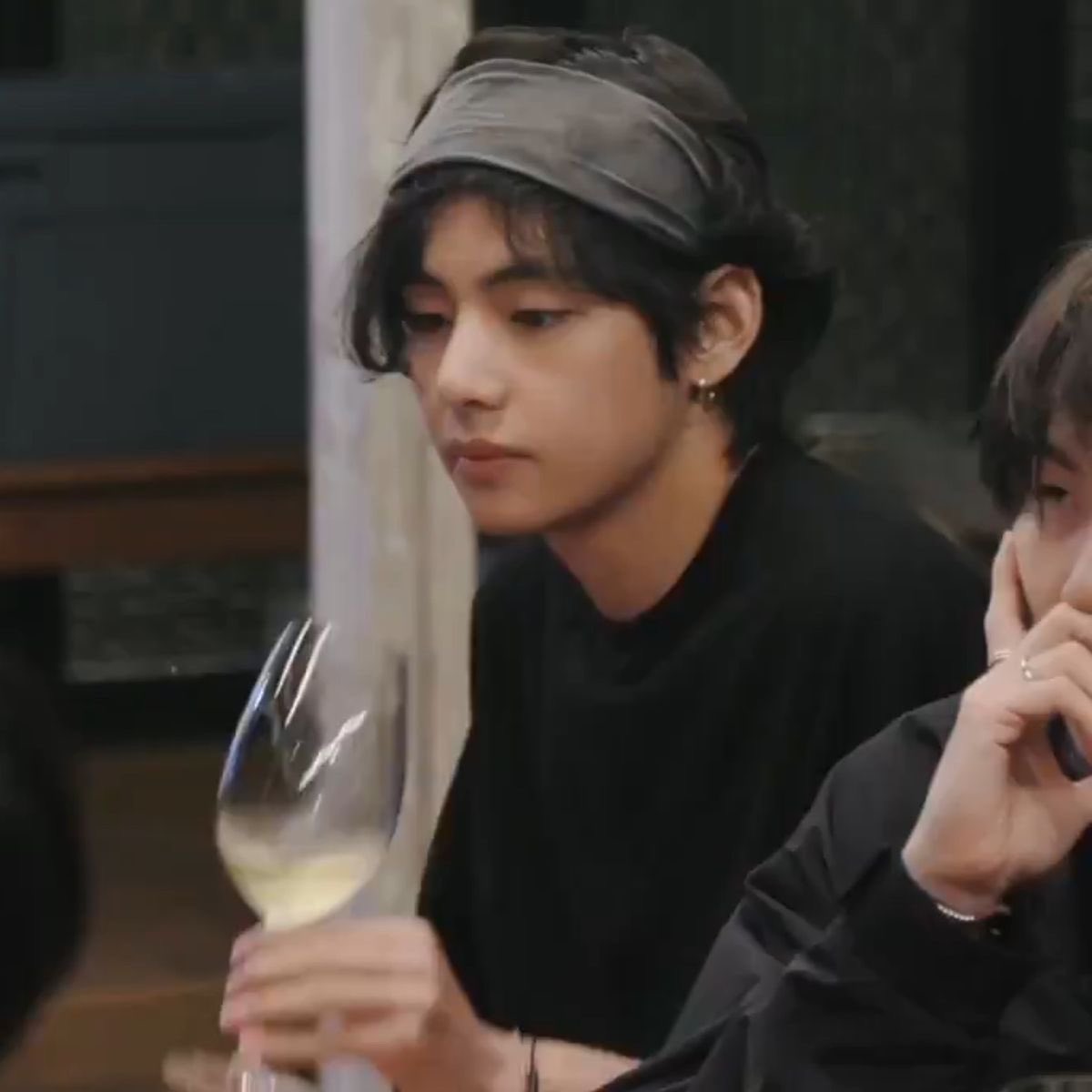 kittaenoir's tweet photo. now that tae has permed hair can i finally have my wife back 😖 https://t.co/Q8q1hc0rvx