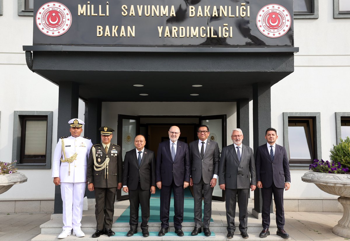 MKEgovtr's tweet photo. 🇮🇩ENDONEZYA HEYETİNDEN ÖNEMLİ ZİYARET

Endonezya Savunma Bakanı Danışmanı Dhanny Persaka ve Endonezya'nın Ankara Büyükelçisi Achmad Rızal Purnama, Millî Savunma Bakan Yardımcımız ve Yönetim Kurulu Başkanımız Alpaslan Kavaklıoğlu'nu makamında ziyaret etti. Ziyarette Alpaslan Kavaklıoğlu'na Genel Müdürümüz İlhami Keleş eşlik etti.

Görüşmede Endonezya ile devam eden ihracat faaliyetlerimiz ve potansiyel iş birliği alanları ele alındı. MKE olarak yüksek teknolojili savunma çözümlerimizi ve üretim kabiliyetlerimizi dost ve müttefik ülkeler ile paylaşmaya devam edeceğiz.

@savunmabakanligi
#MillîGüçMKE 🦾🚀🇹🇷