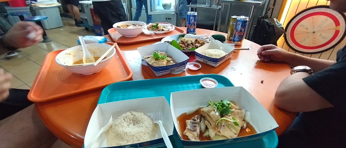 BPSR_APPR's tweet photo. 屋台通りで各々買ってきて食べる会！
チキンライスは確かに旨い！ https://t.co/dBP3AlYm1C