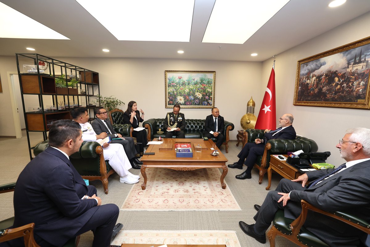 MKEgovtr's tweet photo. 🇮🇩ENDONEZYA HEYETİNDEN ÖNEMLİ ZİYARET

Endonezya Savunma Bakanı Danışmanı Dhanny Persaka ve Endonezya'nın Ankara Büyükelçisi Achmad Rızal Purnama, Millî Savunma Bakan Yardımcımız ve Yönetim Kurulu Başkanımız Alpaslan Kavaklıoğlu'nu makamında ziyaret etti. Ziyarette Alpaslan Kavaklıoğlu'na Genel Müdürümüz İlhami Keleş eşlik etti.

Görüşmede Endonezya ile devam eden ihracat faaliyetlerimiz ve potansiyel iş birliği alanları ele alındı. MKE olarak yüksek teknolojili savunma çözümlerimizi ve üretim kabiliyetlerimizi dost ve müttefik ülkeler ile paylaşmaya devam edeceğiz.

@savunmabakanligi
#MillîGüçMKE 🦾🚀🇹🇷