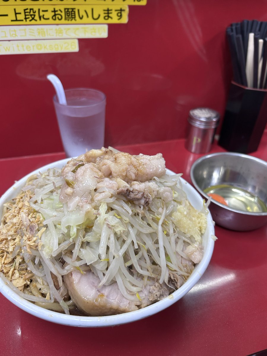 Verde_0722_548's tweet photo. ラーメン二郎越谷店

ラーメン豚2枚　1050円
【一味以外全部】
汁なし変更　100円

9月中旬の542！
直ぐ入店&amp;着席🪑いつもお疲れ様です🙇‍♂️
美味過ぎる✨偉容なる一杯🍜FZ &amp;pepperを纏いし麺は♾️に啜れる💯豚は巨大で絶大な美味さで、三日月の如し形状🌙

約8分で完食🥣
ご馳走様でした！ https://t.co/TgCA2X1at1