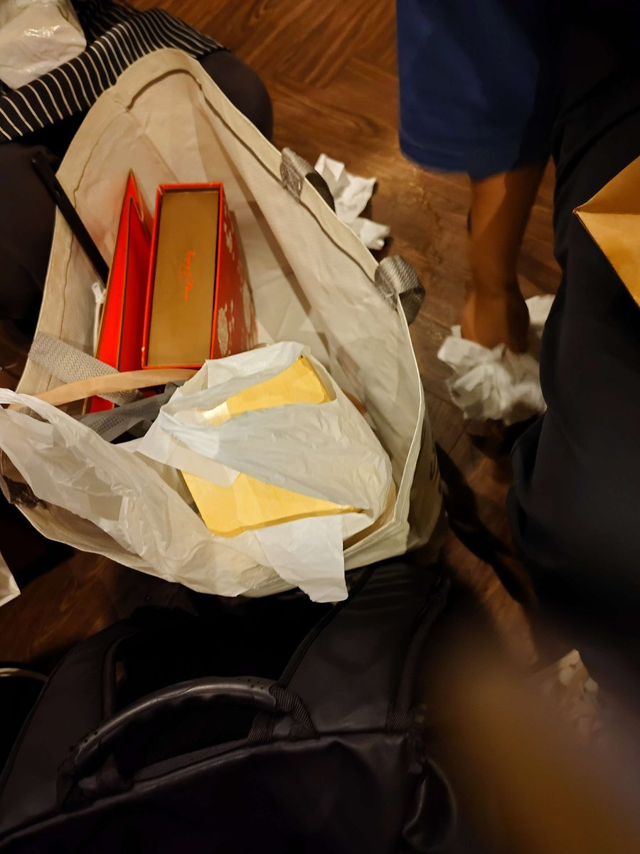 Sukekiyo_d's tweet photo. オフ会で頂いたプレゼントに店員さんからお酒ぶっかけられてた上、
配送中に酒瓶割れて全部日本酒まみれになり破損郵送物として送られてきました

ｱ゛ｱ゛ｱ゛ｱ゛ｱ゛ｱ゛ｱ゛！！！！！！！！！！！！！！！！ https://t.co/SwrgEQTIHC